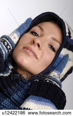 Banco de Imagem - retrato,   jovem, 
  mulher,   desgastar, 
  hooded,   suéter. 
fotosearch - busca 
de fotos, imagens 
e clipart