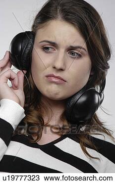 Banco de Imagem - jovem,  mulher, 
 escutar,  música, 
 fones. fotosearch 
- busca de fotos, 
imagens e clipart