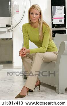 Arquivo de Fotografias - jovem,   negócio, 
  mulher,   sentando, 
  modernos,   
hotel. fotosearch 
- busca de fotos, 
imagens e clipart