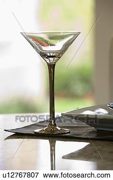Foto - martini,  vidro, 
 reflexão. fotosearch 
- busca de fotos, 
imagens e clipart