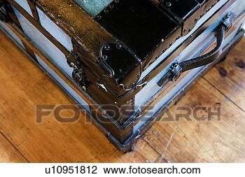 Banco de Imagem - vindima,  luz, 
 azul,  pretas, 
 tronco. fotosearch 
- busca de fotos, 
imagens e clipart