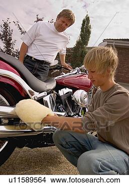 Banco de Imagem - pai,  brilho, 
 motocicleta. 
fotosearch - busca 
de fotos, imagens 
e clipart