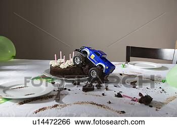 அழகிய கேக்  birthday cake  - Page 4 Toy-car-driven_~u14472266