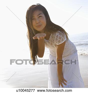 图片 - 年轻, <em>成人</em>, <em>亚洲</em>人, <em>女性</em>, 吹, 亲吻, 向着,