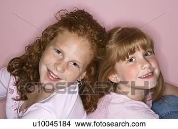 Banco de Imagem - caucasiano,  femininas, 
 crianças,  sentando, 
 costas,  costas. 
fotosearch - busca 
de fotos, imagens 
e clipart