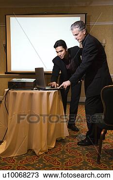 Banco de Imagem - asiático,   adulto, 
  homem negócios, 
  ajudando,   
adulto. fotosearch 
- busca de fotos, 
imagens e clipart