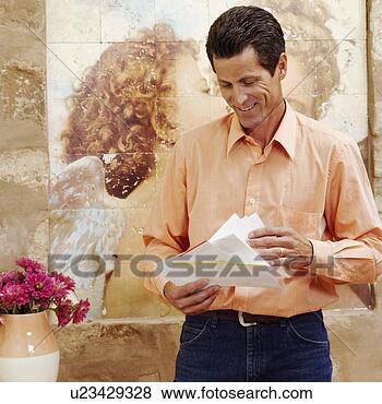 Banco de Imagem - maduro,  mulher, 
 verificar,  correio, 
 sorrindo. fotosearch 
- busca de fotos, 
imagens e clipart