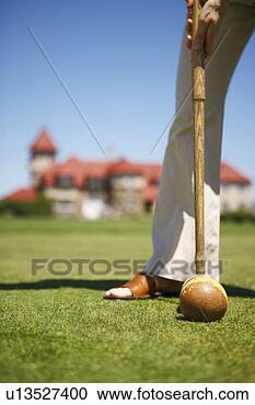 Arquivo de Fotografias - baixo,  seção, 
 vista,  mulher, 
 tocando,  croquet, 
 campo. fotosearch 
- busca de fotos, 
imagens e clipart