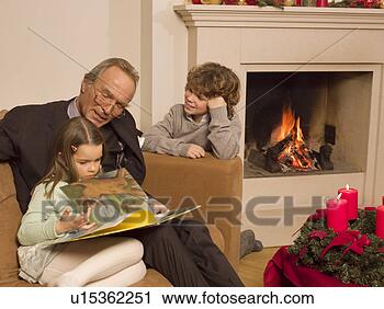 Arquivo de Fotografia - homem,  leitura, 
 storybook,  seu, 
 grandchildren. 
fotosearch - busca 
de fotos, imagens 
e clipart