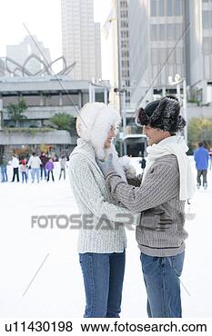 Banco de Imagem - maduro,  par, 
 segurando,  cada, 
 outro,  gelo, 
 patinação,  rink. 
fotosearch - busca 
de fotos, imagens 
e clipart