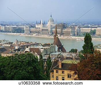 Stock Photo - royal palace and 
danube river in 
budapest, hungary. 
fotosearch - search 
stock photos, 
pictures, images, 
and photo clipart