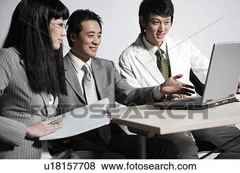 Banco de Imagem - escritório,  pessoas, 
 discutir,  laptop, 
 escrivaninha. 
fotosearch - busca 
de fotos, imagens 
e clipart