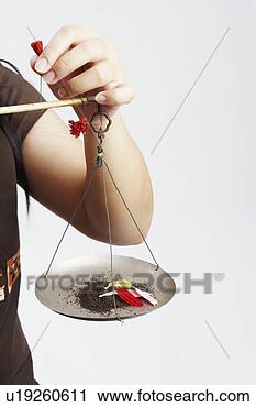 Arquivo de Fotografia - meio,   seção, 
  vista,   meio, 
  adulto,   mulher, 
  segurando. fotosearch 
- busca de fotos, 
imagens e clipart