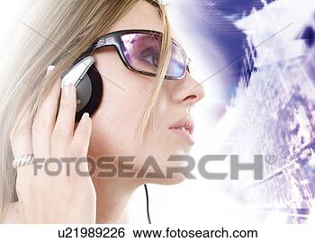 Banco de Imagem - mulher,  fones, 
 óculos. fotosearch 
- busca de fotos, 
imagens e clipart