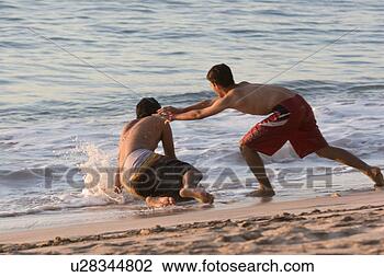 图吧 - 男孩, 玩, 在海滩上, 摔跤, 同时,, 推, 彼此