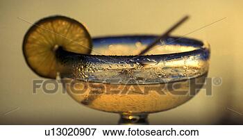 Picture - citrus, alcohol, 
beverages, beverage, 
apéro, close-up, 
abenddaemmerung. 
fotosearch - search 
stock photos, 
pictures, images, 
and photo clipart