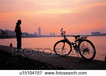 Picture - people, 20-39 
years, one person, 
person, sunset. 
fotosearch - search 
stock photos, 
pictures, images, 
and photo clipart