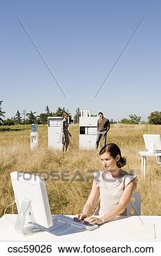 Banco de Imagem - executiva,  escrivaninha, 
 campo. fotosearch 
- busca de fotos, 
imagens e clipart