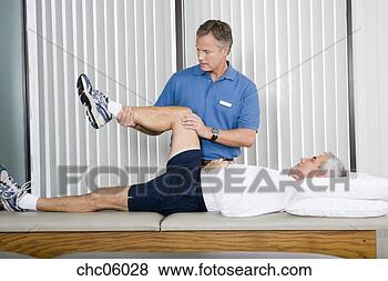 Banco de Imagem - físico,  terapeuta, 
 esticar,  man’s, 
 perna. fotosearch 
- busca de fotos, 
imagens e clipart
