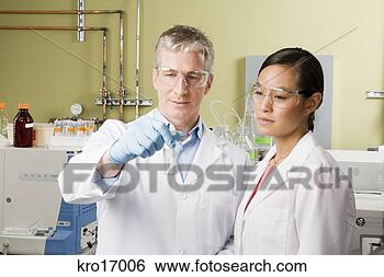 Banco de Imagem - multi-étnico, 
 cientistas,  
examinando,  frasco, 
 líquido. fotosearch 
- busca de fotos, 
imagens e clipart