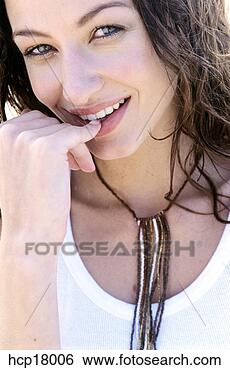 Banco de Imagem - jovem,  mulher, 
 sorrindo. fotosearch 
- busca de fotos, 
imagens e clipart