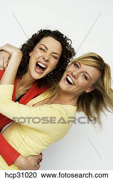 Arquivo de Fotografias - jovem,  mulheres, 
 abraçando. fotosearch 
- busca de fotos, 
imagens e clipart