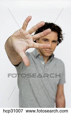 Foto - jovem,  segurando, 
 cima,  seu,  
mão. fotosearch 
- busca de fotos, 
imagens e clipart