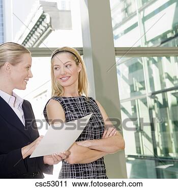 Arquivo de Fotografia - dois,  mulheres 
negócios,  sorrindo, 
 cada,  outro. 
fotosearch - busca 
de fotos, imagens 
e clipart