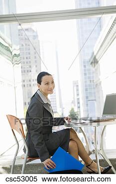 Banco de Imagem - executiva,  sentando, 
 tabela. fotosearch 
- busca de fotos, 
imagens e clipart