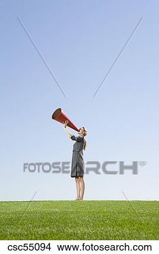 Banco de Imagem - executiva,  gritando, 
 megafone. fotosearch 
- busca de fotos, 
imagens e clipart