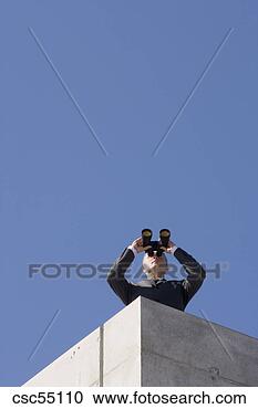 Arquivo de Fotografias - homem negócios, 
 olhar,  através, 
 binóculos. fotosearch 
- busca de fotos, 
imagens e clipart