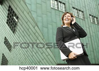 Arquivo de Fotografia - executiva,  falando, 
 célula,  telefone. 
fotosearch - busca 
de fotos, imagens 
e clipart