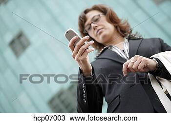 Banco de Imagem - executiva,  usando, 
 célula,  telefone. 
fotosearch - busca 
de fotos, imagens 
e clipart