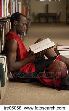 Banco de Imagem - africano,  macho, 
 estudante,  leitura, 
 biblioteca. fotosearch 
- busca de fotos, 
imagens e clipart
