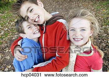 Arquivo de Fotografia - crianças,  abraçando, 
 ao ar livre. 
fotosearch - busca 
de fotos, imagens 
e clipart
