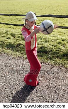 Banco de Imagem - jovem,  menina, 
 tocando,  bola, 
 ao ar livre. 
fotosearch - busca 
de fotos, imagens 
e clipart