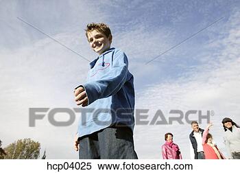 Banco de Imagem - jovem,  menino, 
 alcançar,  saída. 
fotosearch - busca 
de fotos, imagens 
e clipart