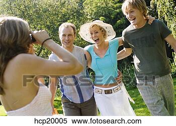 Banco de Imagem - amigos,  sorrindo, 
 fotografia. fotosearch 
- busca de fotos, 
imagens e clipart
