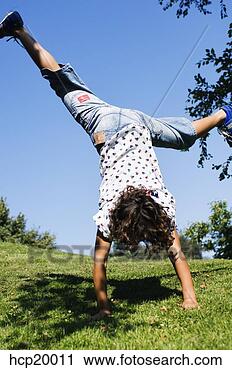 Arquivo de Fotografia - criança,  handstand. 
fotosearch - busca 
de fotos, imagens 
e clipart