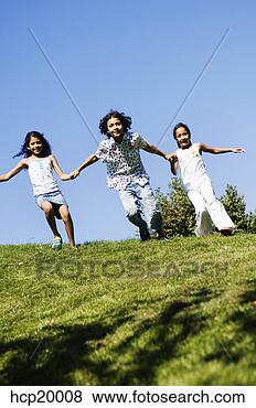 Banco de Imagem - crianças,  segurando, 
 mãos,  executando. 
fotosearch - busca 
de fotos, imagens 
e clipart