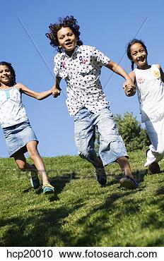 Arquivo de Fotografias - crianças,  segurando, 
 mãos,  executando. 
fotosearch - busca 
de fotos, imagens 
e clipart
