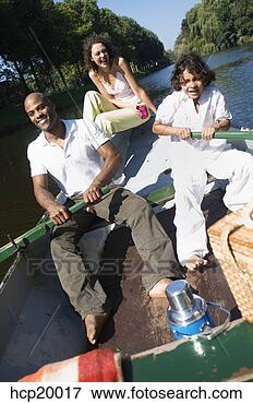 Foto - família,  bote, 
 sorrindo,  rir. 
fotosearch - busca 
de fotos, imagens 
e clipart