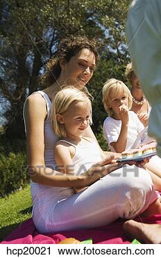 Arquivo de Fotografia - mãe,  crianças, 
 piquenique. fotosearch 
- busca de fotos, 
imagens e clipart