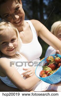 Arquivo Fotográficos - mãe,  segurando, 
 filha,  tigela, 
 morangos. fotosearch 
- busca de fotos, 
imagens e clipart