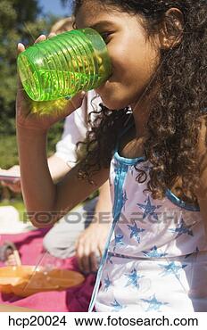 Banco de Imagem - menina,  bebendo. 
fotosearch - busca 
de fotos, imagens 
e clipart