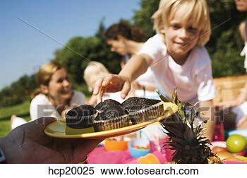Banco de Imagem - menino,  alcançar, 
 cupcake. fotosearch 
- busca de fotos, 
imagens e clipart