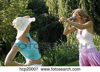 Foto - mulher,  posar, 
 fotografia. fotosearch 
- busca de fotos, 
imagens e clipart