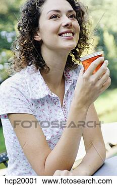 Arquivo de Fotografia - mulher,  segurando, 
 bebida,  sorrindo. 
fotosearch - busca 
de fotos, imagens 
e clipart
