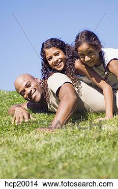 Banco de Imagem - pai,  filhas, 
 sorrindo. fotosearch 
- busca de fotos, 
imagens e clipart