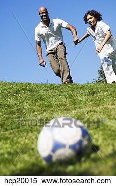 Banco de Imagem - pai,  segurando, 
 mãos,  executando, 
 futebol,  bola. 
fotosearch - busca 
de fotos, imagens 
e clipart